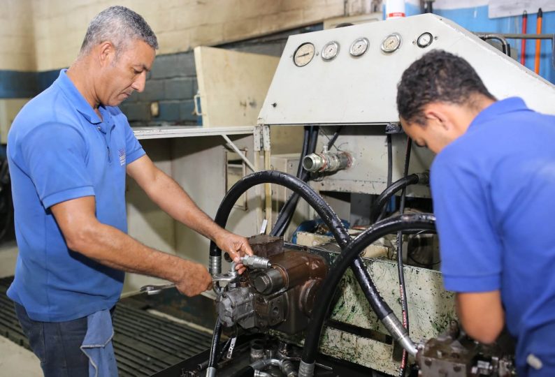 Testando equipamento bomba serie 20 na máquina de teste