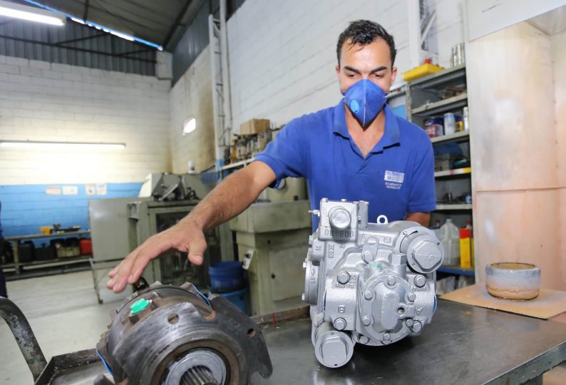 Equipamento saindo da cabine de pintura para ser embalado e entregue ao cliente